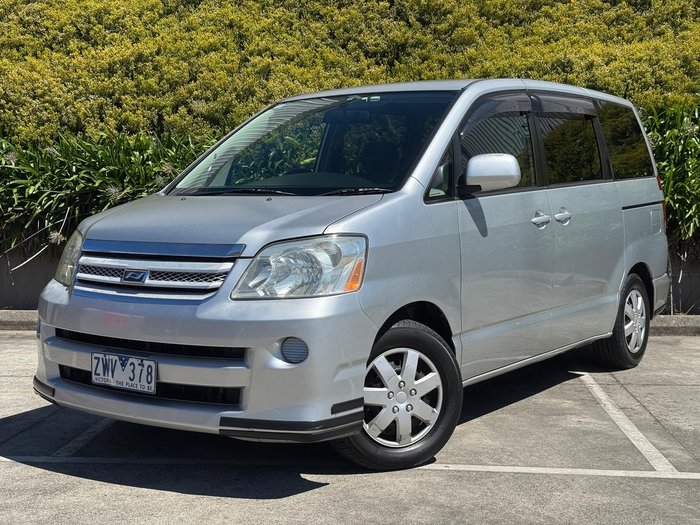 2005 Toyota Noah