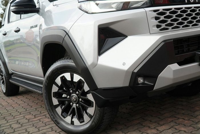 2025 Toyota Hilux SR5 48V