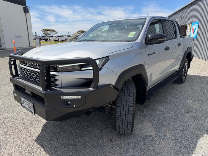 2025 Toyota Hilux SR5 48V