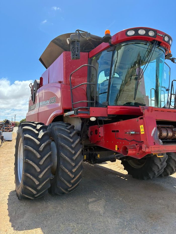 CASE IH 8230 Harvester