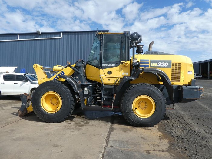 2019 Komatsu WA320 8