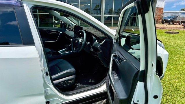 2022 Toyota RAV4 Hybrid MY23 TOYOTA RAV4 CRUISER HYBRID E-FOUR AWD - SUPER LOW KLM's IMMACULATE HISTORY Glacier White