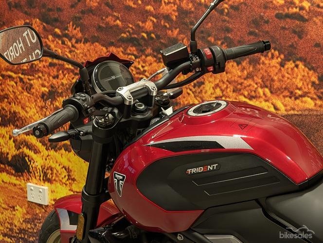2026 Triumph Trident 800 Trident Red