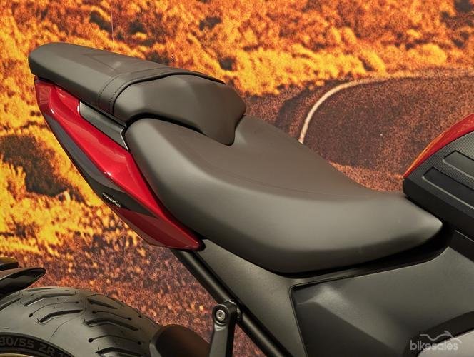 2026 Triumph Trident 800 Trident Red