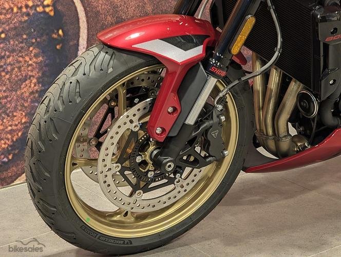 2026 Triumph Trident 800 Trident Red