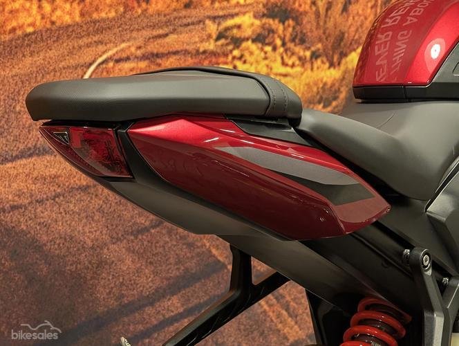 2026 Triumph Trident 800 Trident Red