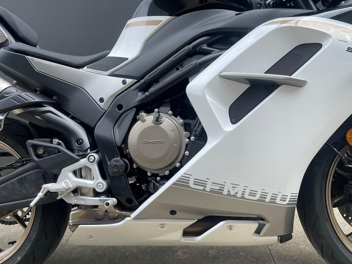 2025 CFMOTO 500 SR Voom SR White