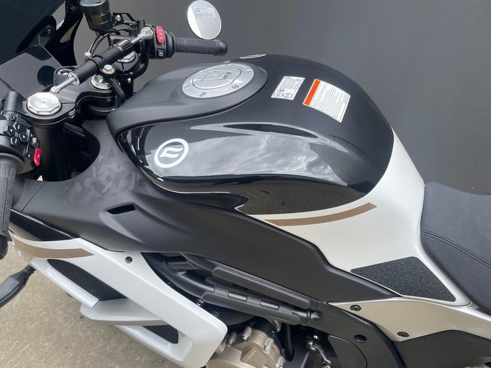 2025 CFMOTO 500 SR Voom SR White