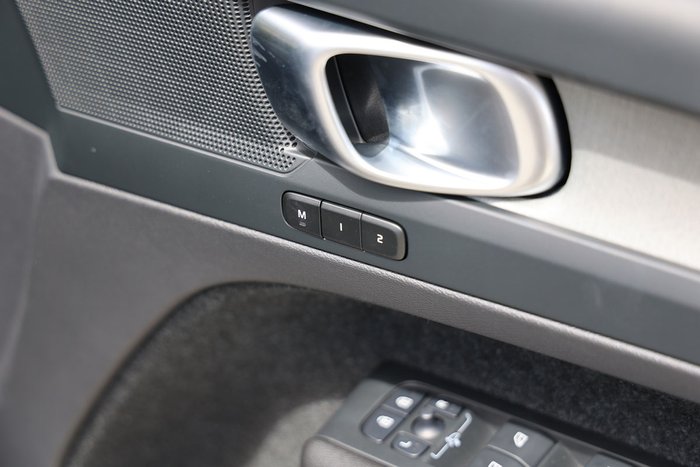 2025 Volvo XC40 Ultra B4 Bright