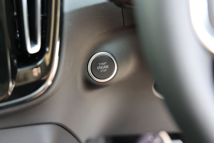 2025 Volvo XC40 Ultra B4 Bright