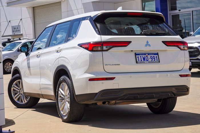 2024 Mitsubishi Outlander ES