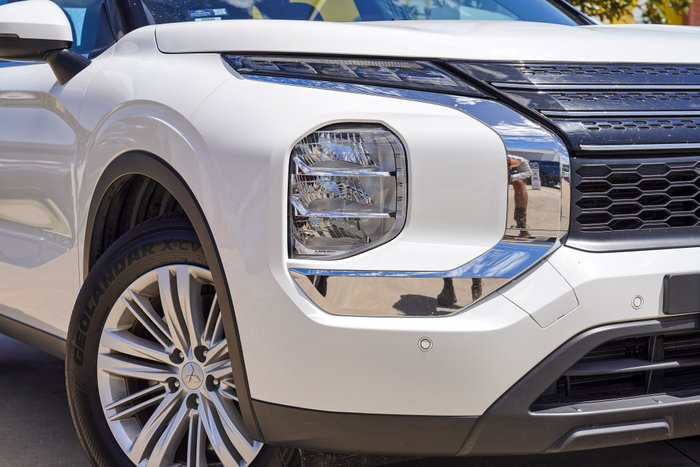 2024 Mitsubishi Outlander ES