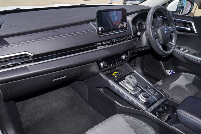 2024 Mitsubishi Outlander ES