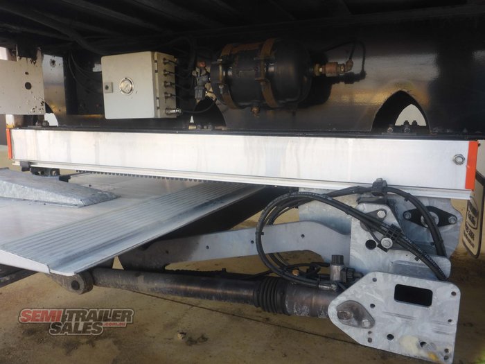 2008 Peki 24 Pallet Refrigerated Pantech with Tailgate Loader