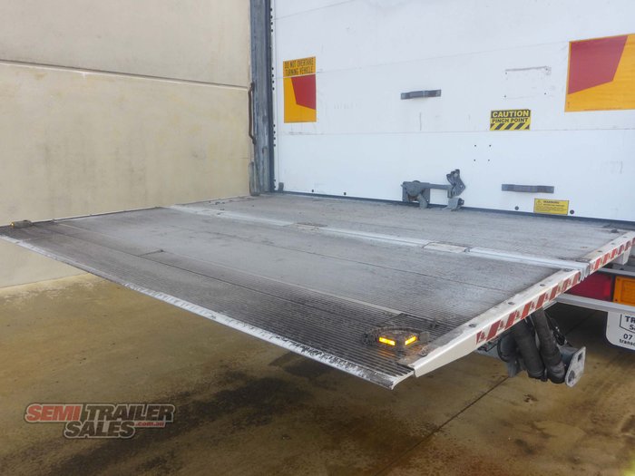 2008 Peki 24 Pallet Refrigerated Pantech with Tailgate Loader