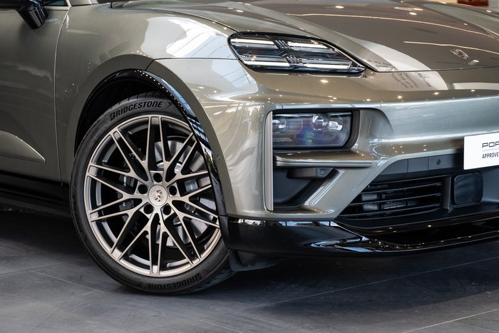 2025 Porsche Macan Turbo
