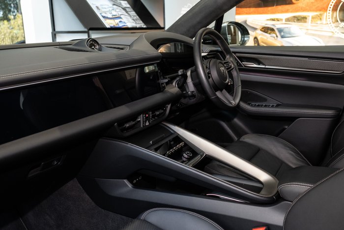 2025 Porsche Macan Turbo