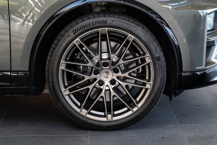 2025 Porsche Macan Turbo