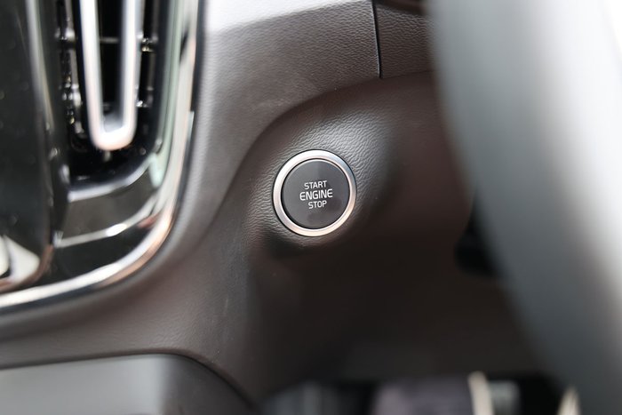 2025 Volvo XC40 Plus B4