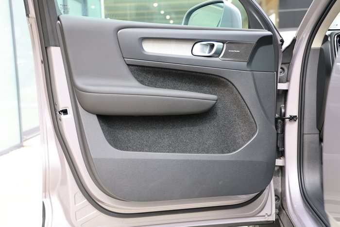 2025 Volvo XC40 Plus B4