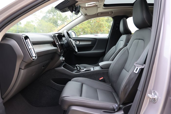 2025 Volvo XC40 Plus B4