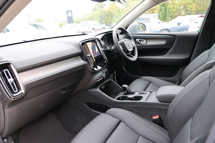 2025 Volvo XC40 Plus B4