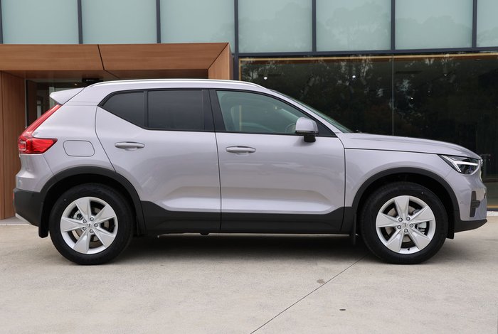 2025 Volvo XC40 Plus B4