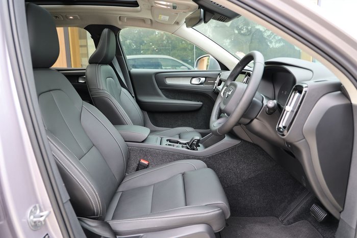 2025 Volvo XC40 Plus B4