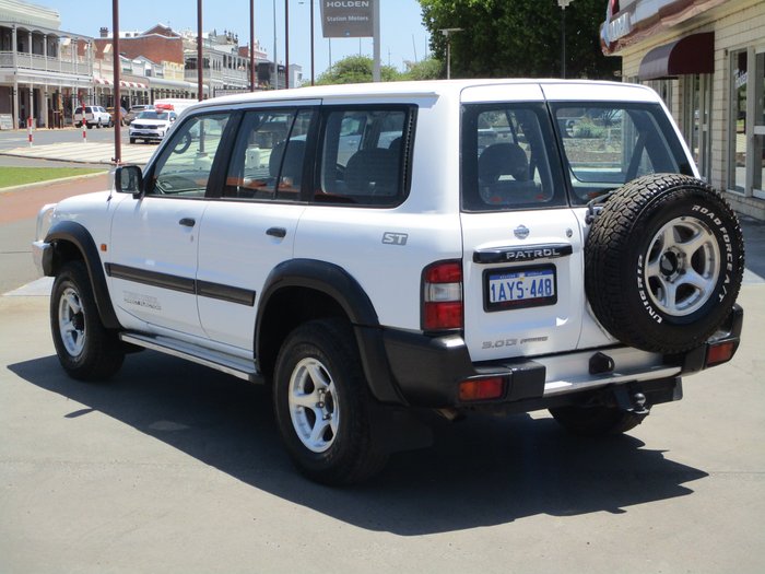 2000 Nissan Patrol ST GU II White