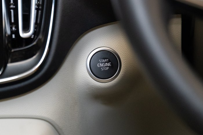 2023 VOLVO XC40 ULTIMATE B5 DARK MHEV