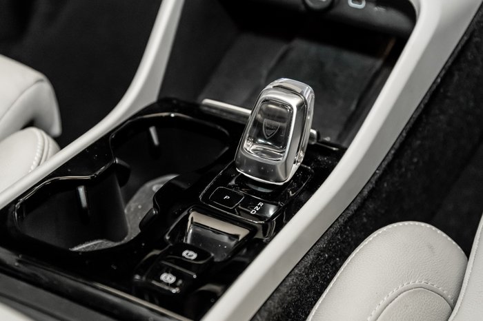 2023 VOLVO XC40 ULTIMATE B5 DARK MHEV