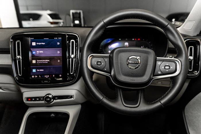 2023 VOLVO XC40 ULTIMATE B5 DARK MHEV