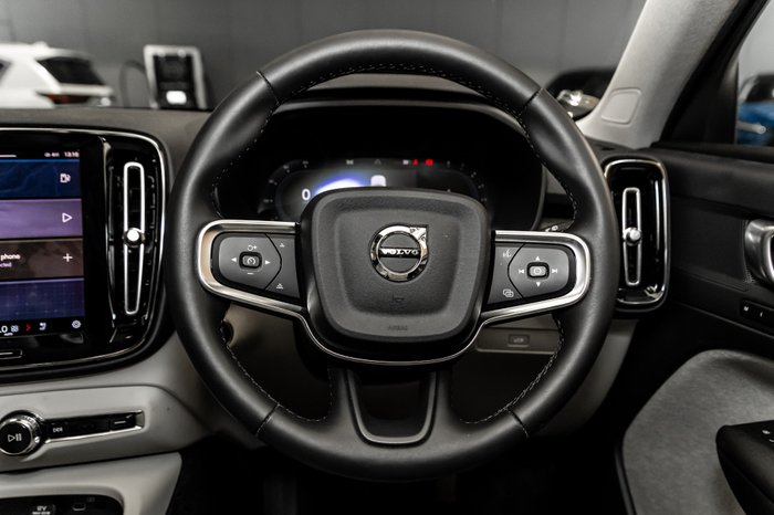 2023 VOLVO XC40 ULTIMATE B5 DARK MHEV