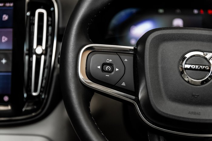 2023 VOLVO XC40 ULTIMATE B5 DARK MHEV