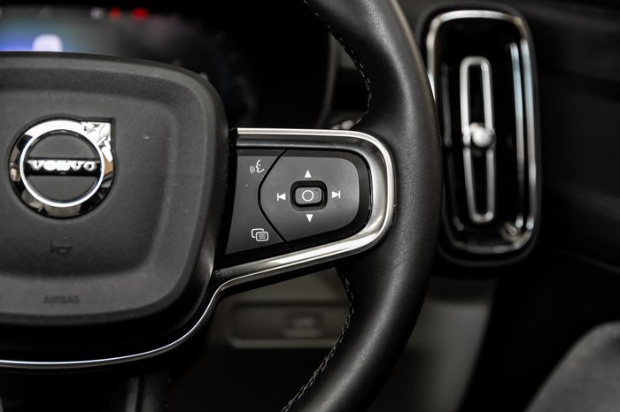 2023 VOLVO XC40 ULTIMATE B5 DARK MHEV