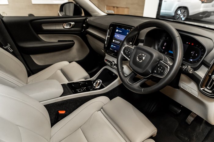 2023 VOLVO XC40 ULTIMATE B5 DARK MHEV