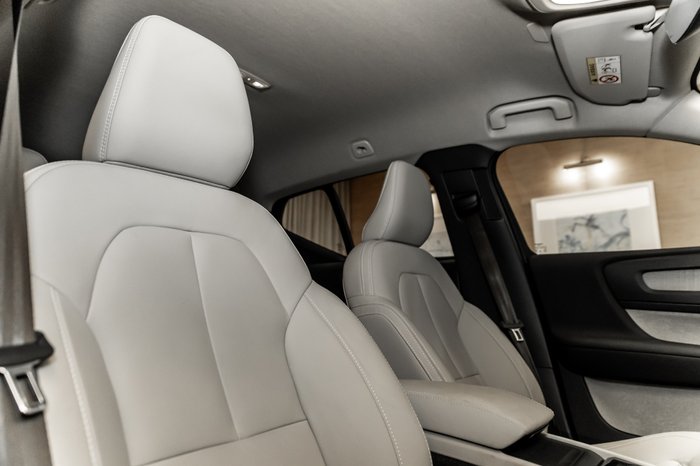 2023 VOLVO XC40 ULTIMATE B5 DARK MHEV