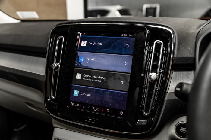 2023 VOLVO XC40 ULTIMATE B5 DARK MHEV