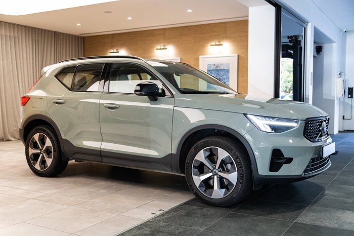 2023 VOLVO XC40 ULTIMATE B5 DARK MHEV