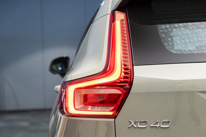 2023 VOLVO XC40 ULTIMATE B5 DARK MHEV