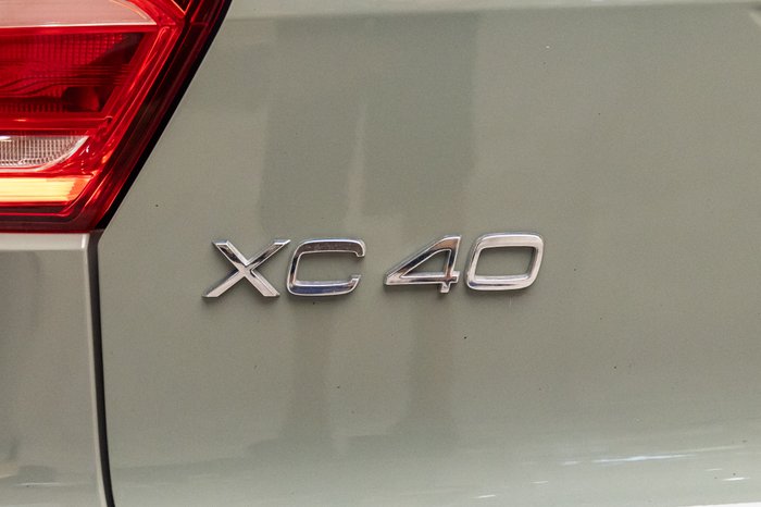 2023 VOLVO XC40 ULTIMATE B5 DARK MHEV