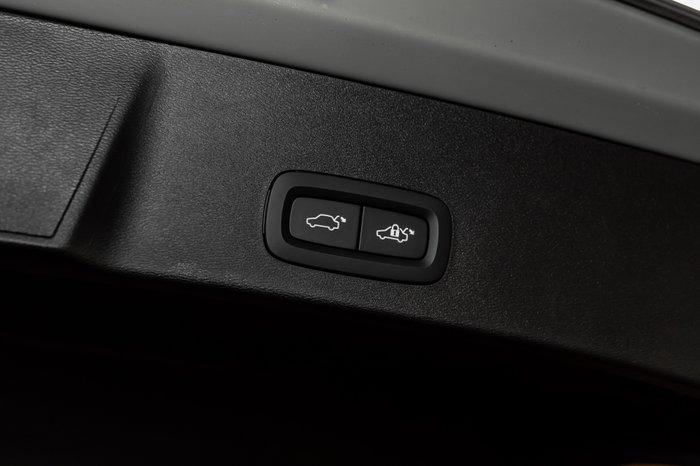 2023 VOLVO XC40 ULTIMATE B5 DARK MHEV