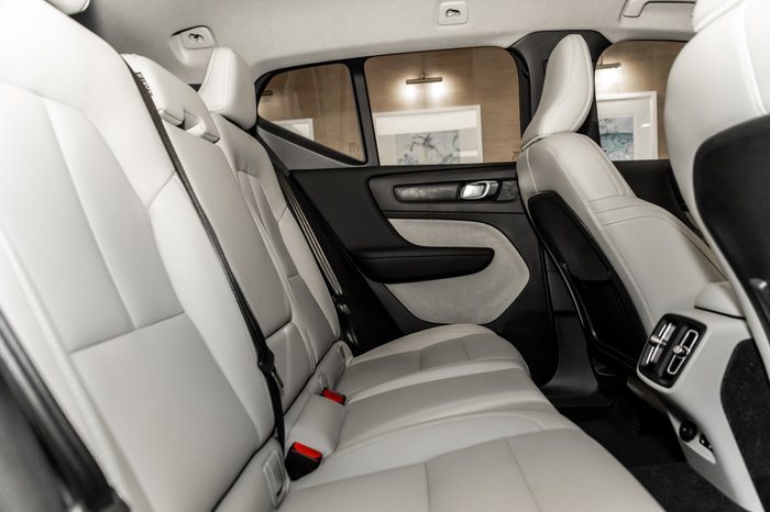 2023 VOLVO XC40 ULTIMATE B5 DARK MHEV