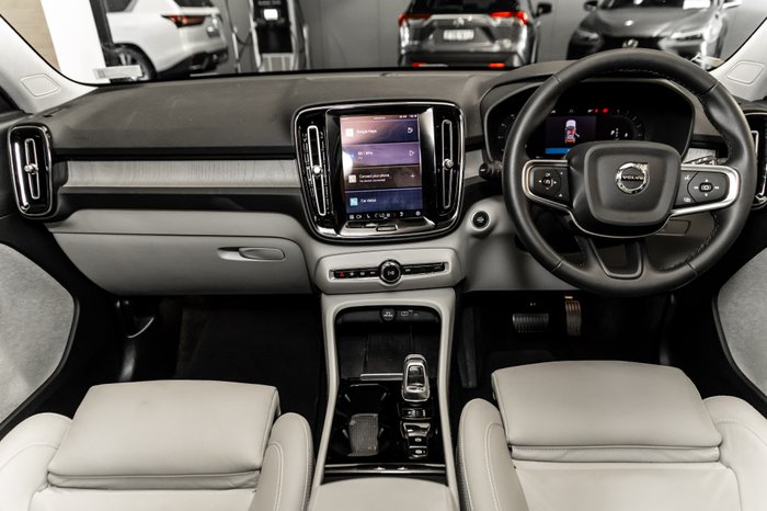 2023 VOLVO XC40 ULTIMATE B5 DARK MHEV