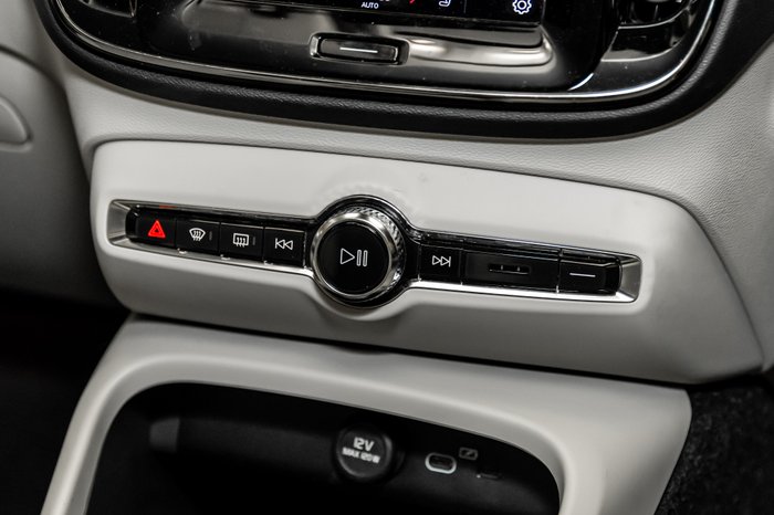 2023 VOLVO XC40 ULTIMATE B5 DARK MHEV