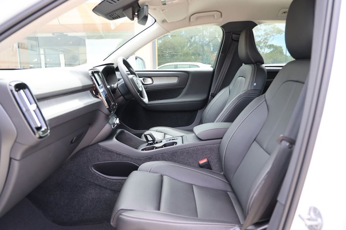 2025 Volvo XC40 Plus B4