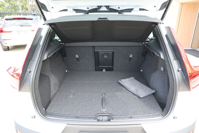 2025 Volvo XC40 Plus B4