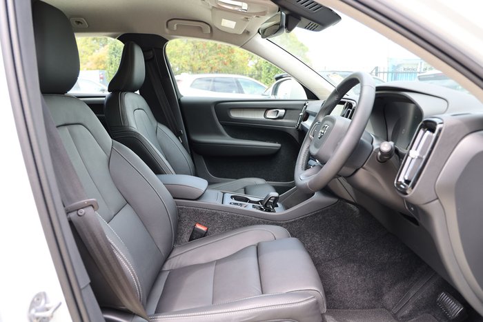 2025 Volvo XC40 Plus B4