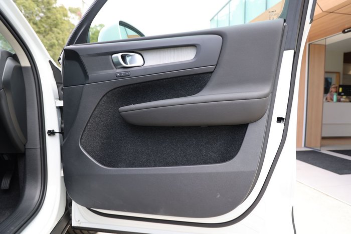 2025 Volvo XC40 Plus B4