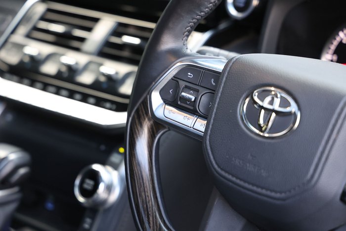 2023 TOYOTA LANDCRUISER LC300 SAHARA (4x4)